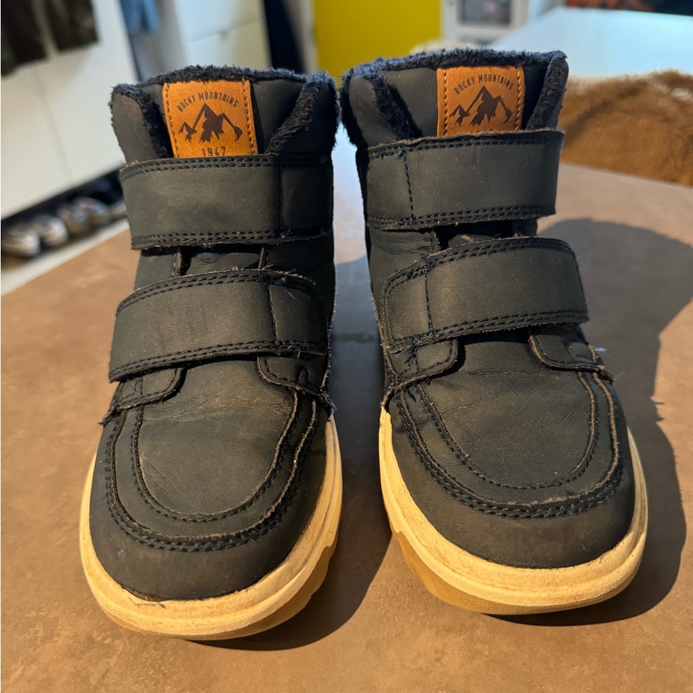 Boys navy blue boots. H&M size 12